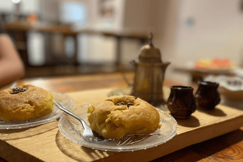 Traditionele kookles met zelfgemaakte wijn in Tirana