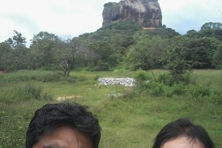 Da Kandy: Tour di un giorno in tuk tuk di Sigiriya e della roccia di Pidurangala