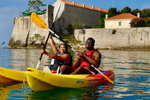 Budva : 3 heures de paddle board ou de kayak pour visiter les grottes côtièresBudva : balade de 3 h en kayak vers les grottes côtières