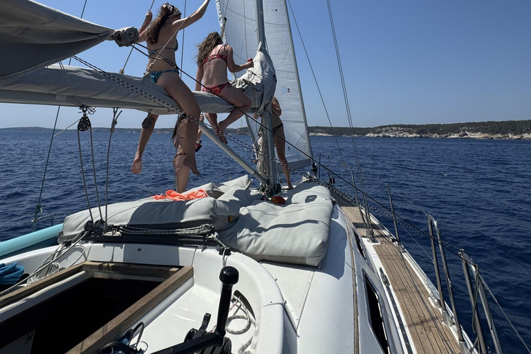 Cala Galdana - Full-day sailing trip (8 hours) Full-day sailing trip through the coves of southern Menorca (max. 4 people)