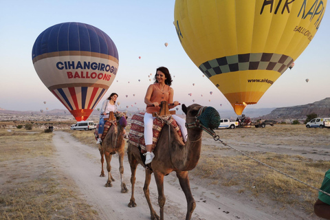 Cappadocia: giro in cammello all&#039;alba con mongolfiereCappadocia: giro in cammello al tramonto
