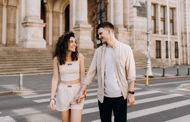 Bucharest: Essential Photo Session in the Charming Streets