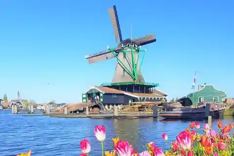 Zaanse Schans & Volendam Private Tour: Windmills and Cheese