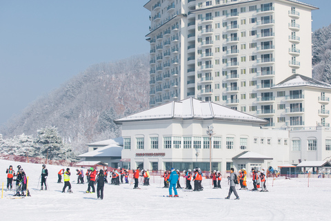 Von Seoul aus: Elysian Gangchon Ski Tour mit Nami IslandSnowboard-Paket - Treffen am DDP-Bahnhof