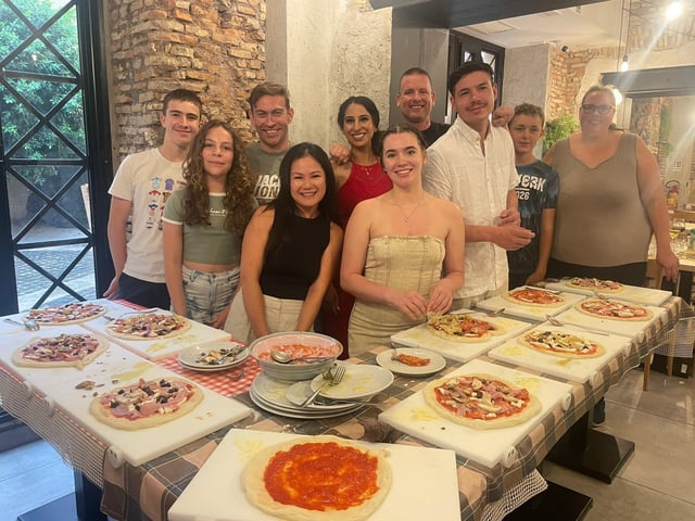 Roma: clase de pizza y tiramisú con vino de calidad ilimitado