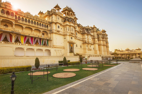 Udaipur: Stadspaleis, Jagdish Tempel en Lake Pichola Tour