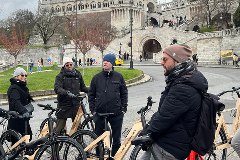 Budapeste: Passeio guiado de bicicleta elétrica pelo centro da cidadePasseio de bicicleta elétrica em alemão