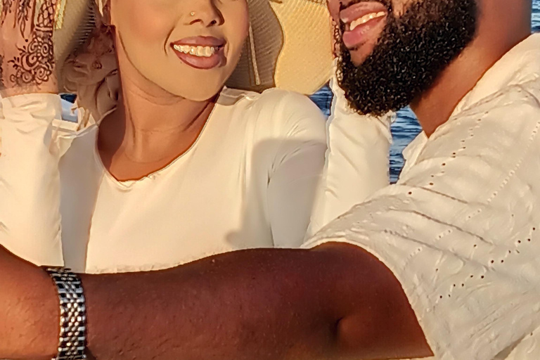 Passeio de barco romântico com vinho e queijo ou jantar surpresaPasseio de barco romântico com vinho e queijo, avistamento de lobos marinhos