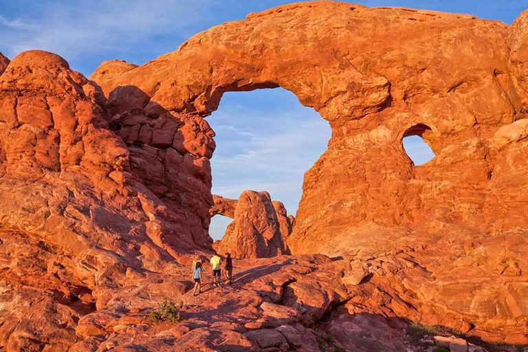 Arches National Park: Sunset Discovery Tour With pickup