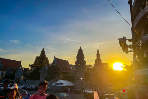 Phnom Penh: Night Bus Tour with Drinks, Snacks, and Music