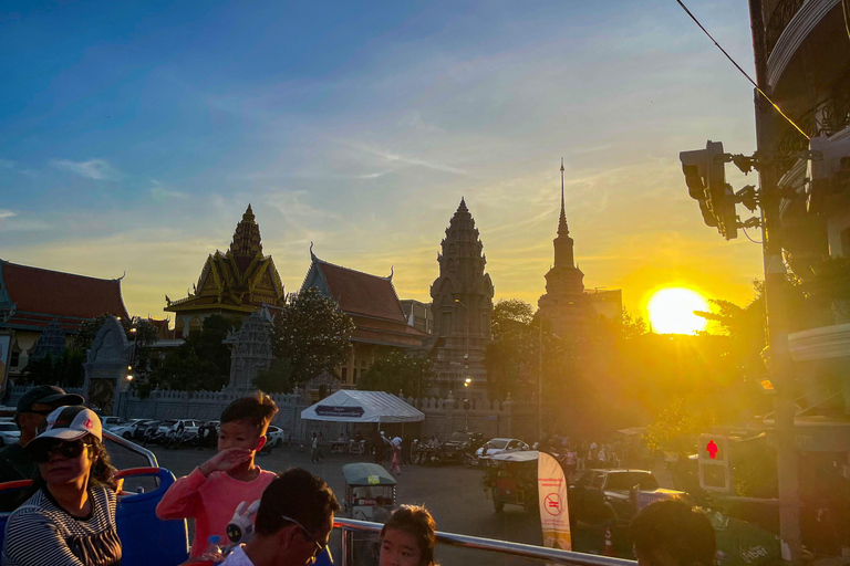 Phnom Penh: Night Bus Tour with Drinks, Snacks, and Music