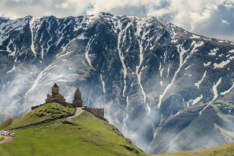 Från Tbilisi: Dagsutflykt till Ananuri-fästningen och Kazbegi