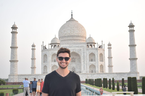 Agra: Visita sin colas al Taj Mahal y al Fuerte de Agra al AmanecerTour con conductor, coche y guía turístico