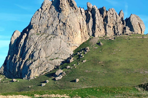 巴库：粉红湖、糖果山和贝什巴马格山之旅