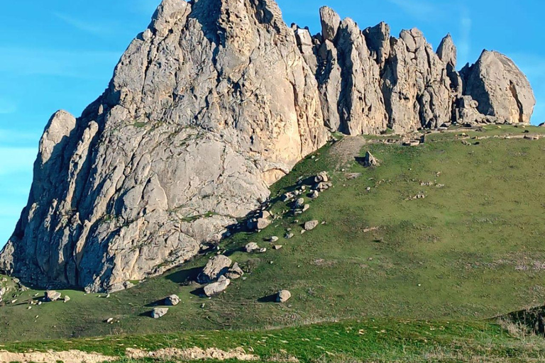 巴库：粉红湖、糖果山和贝什巴马格山之旅