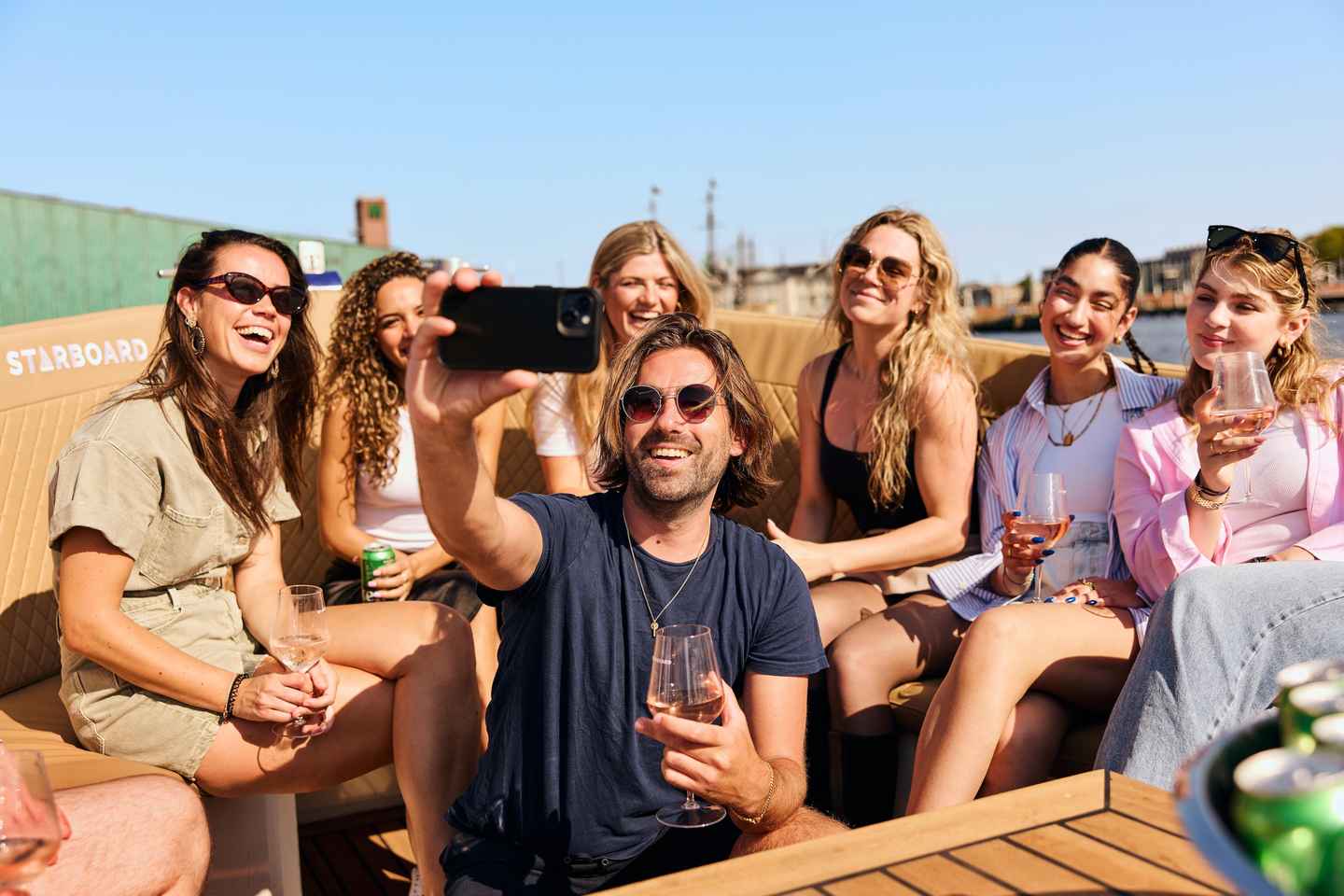 Amsterdam: Spanish Guided Open Boat Cruise with Bar Onboard