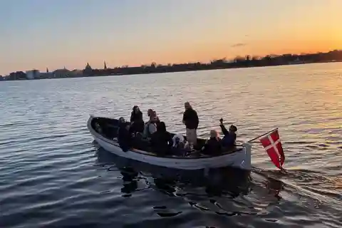 Copenhague: Tour particular pelo canal em um barco antigo de madeira com guia de turismo