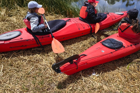 Puno : excursion de 2 jours en kayak aux îles Uros et séjour à AmantaniPuno : excursion de deux jours en kayak aux îles Uros et Amantani