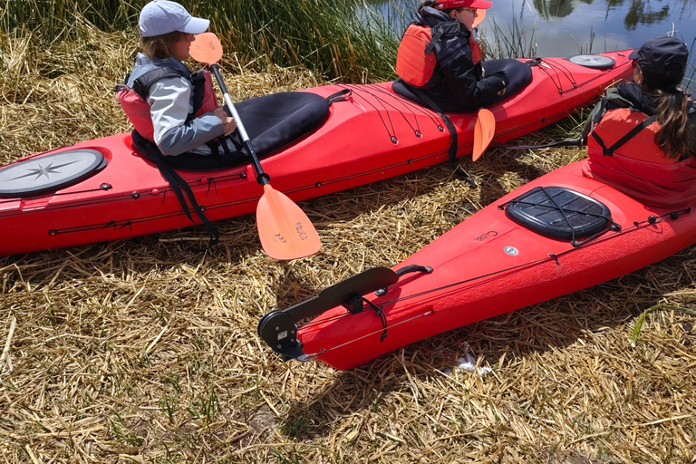Puno : excursion de 2 jours en kayak aux îles Uros et séjour à AmantaniPuno : excursion de deux jours en kayak aux îles Uros et Amantani