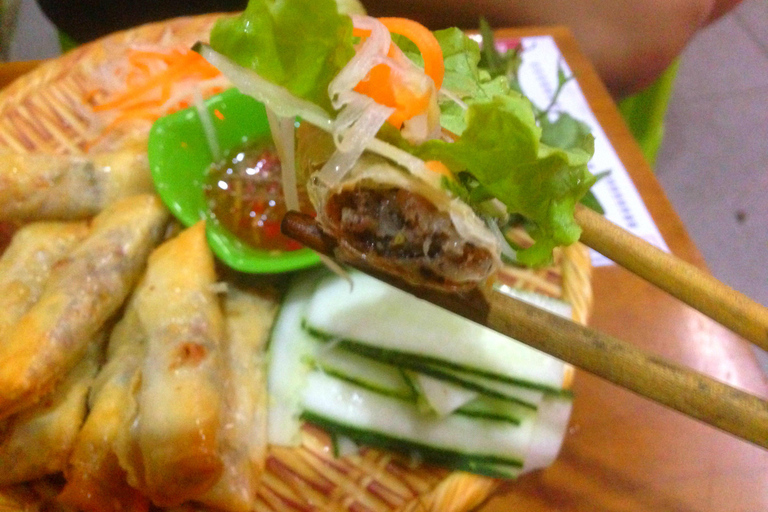 Hue: Aula de culinária com uma família localAula de culinária com visita ao mercado