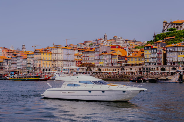Porto: Luxury Yacht Cruise with Wine, Appetizers & 7 Bridges