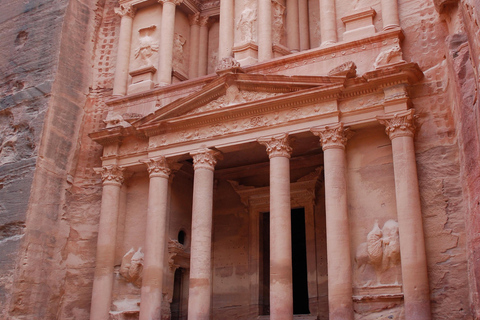 Passeio de um dia inteiro de Amã a Petra com passeio a cavalo no deserto