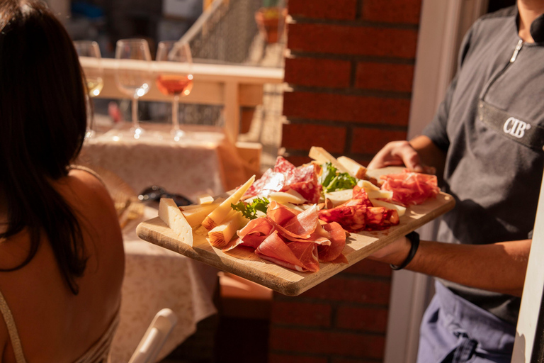 Prywatna degustacja wina z widokiem na Sagrada Familia i posiłkiem tapas