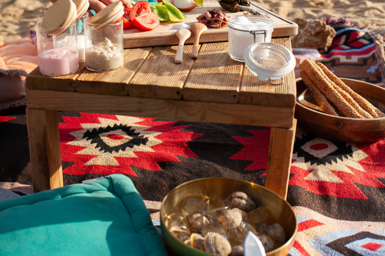 Mykonos : Visite guidée et pique-nique sur une plage isolée avec des fruits de merLe pique-nique du poisson Meze au vin blanc