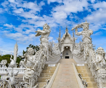 From Chiang Rai: Famous Temples and Golden Triangle Day Tour