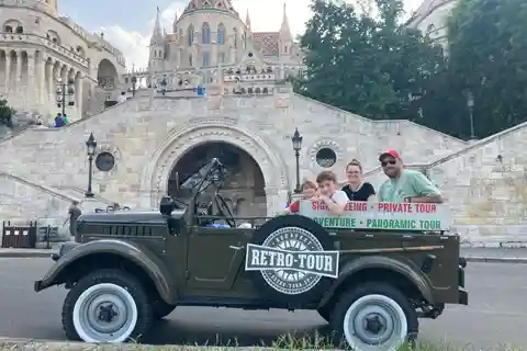 Budapeste: City tour particular com um jipe russo antigo