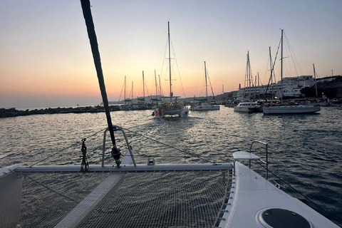 Santorini:Cruceros en catamarán por la isla volcánica.