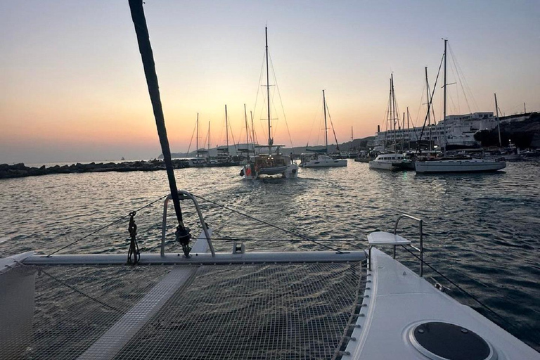 Santorini:Cruceros en catamarán por la isla volcánica.