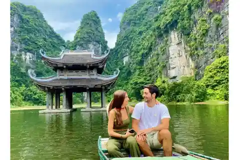 Au départ de Hanoi : visite en petit groupe de Trang An, Hoa Lu et des grottes de Mua
