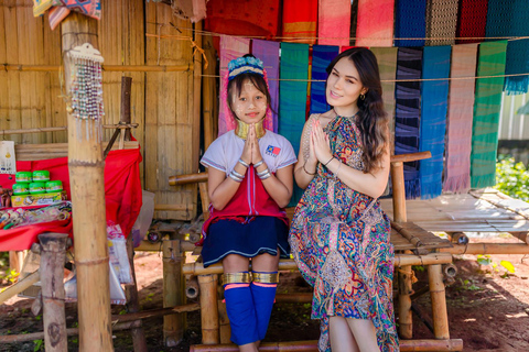 Excursión a los templos rojo, azul y blanco y a las aguas termales desde Chaing MaiTemplos rojos, azules y blancos y viaje a aguas termales desde Chaing Mai