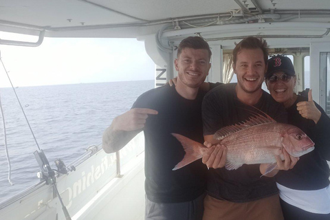 Atenas: Experiencia de pesca en barco con comida marinera