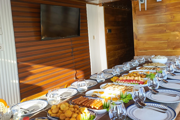 Labuan Bajo: 3-Day Komodo Sailing Luxury Boat with All Fees Deluxe Boat - Private Standar Room (2pax/room)