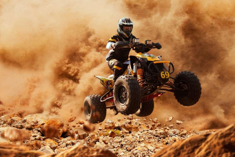 Quad en el desierto de Agafay con almuerzo y paseo en camello y piscina