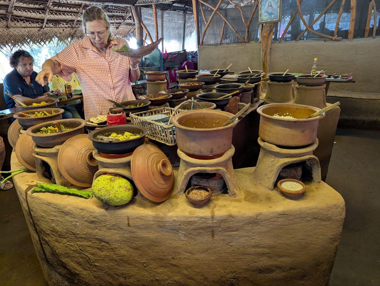 Von Sigiriya aus: Polonnaruwa Day Tour mit Farmers Lunch