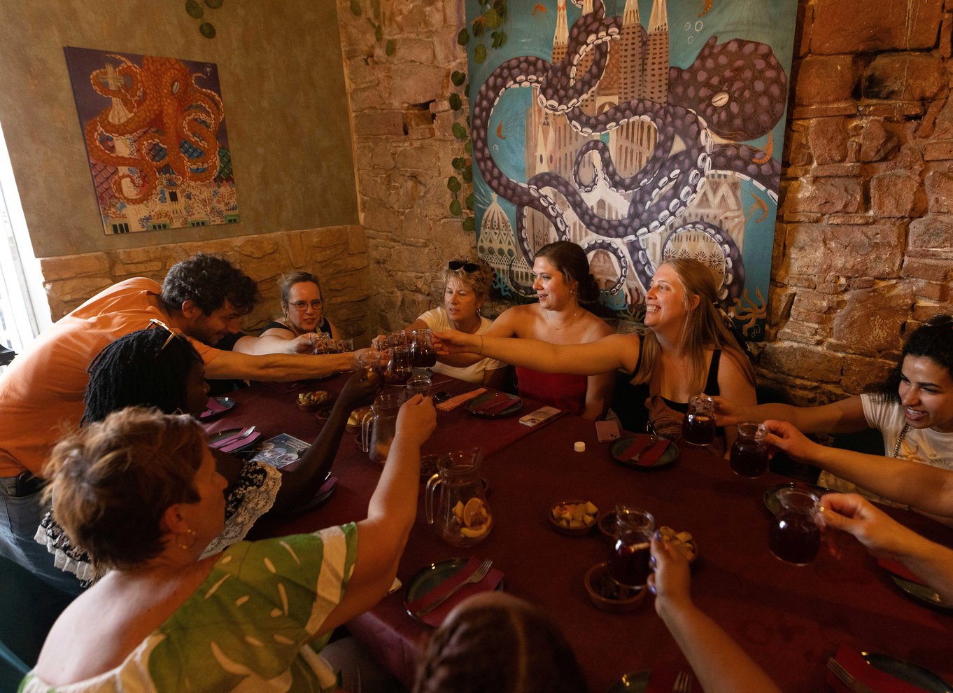 Barcelona: Tapas byvandring med mad, vin og historie