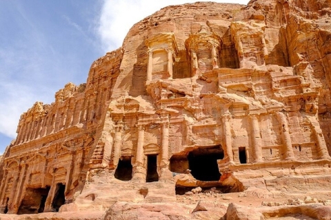 Traslado desde el Aeropuerto o Ammán a Petra en Sedán de tamaño completo