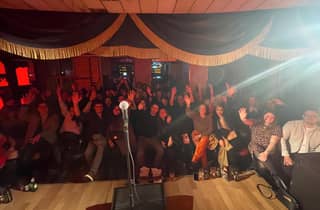 Dublin: In Stitches Comedy. Bester Comedy-Club in der Temple Bar