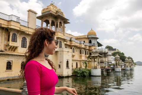 Udaipur: Ghats Guided Walking Tour with Boat Ride Experience