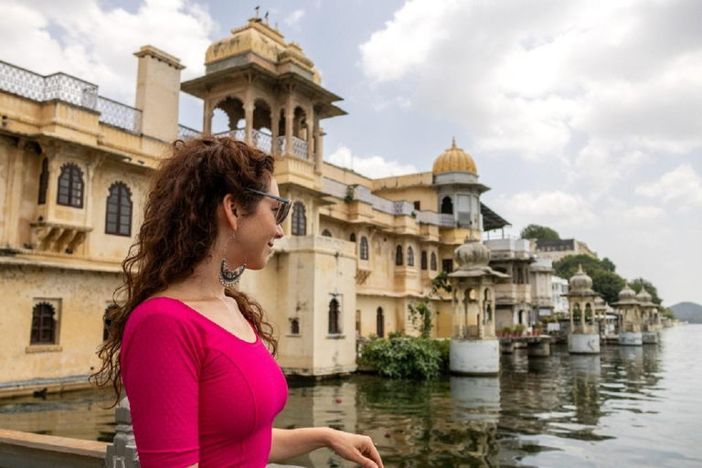Udaipur: Ghats Guided Walking Tour with Boat Ride Experience