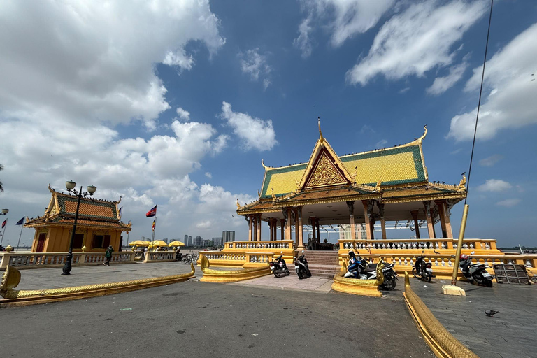 Phnom Penh: City Island Walking Tour, S21 & Killing Fields