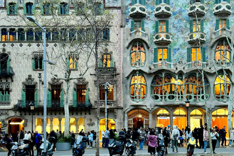 Barcelona: Gaudí's Houses Walking Tour with Guide