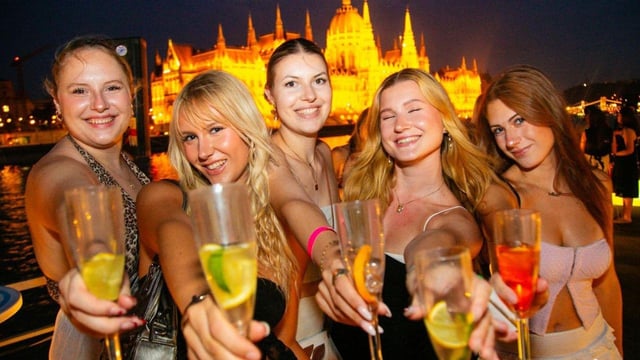 Budapest: Sightseeing Party Cruise with Unlimited Drinks