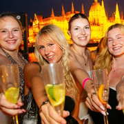 Budapest: Sightseeing Party Cruise with Unlimited Drinks