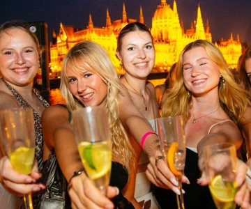 Budapest: Sightseeing Party Cruise with Unlimited Drinks