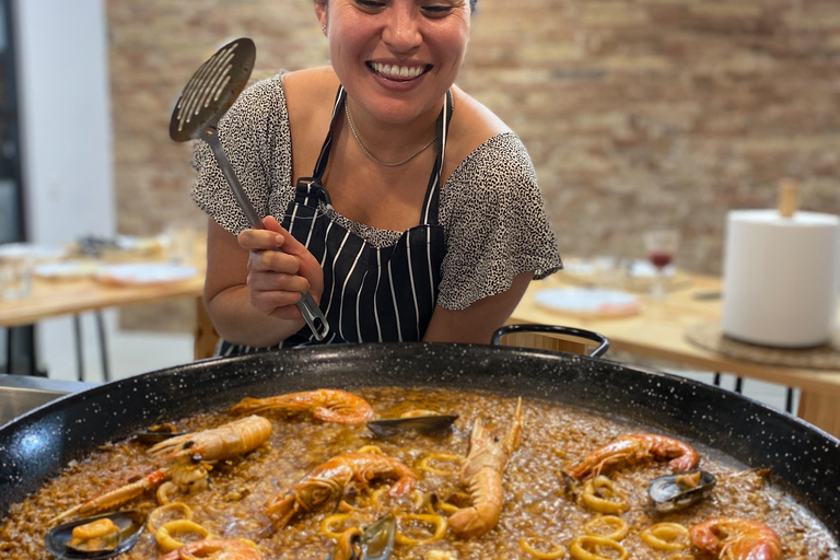 Barcelona: Clase de cocina de paella de marisco y mercado de la Boquería