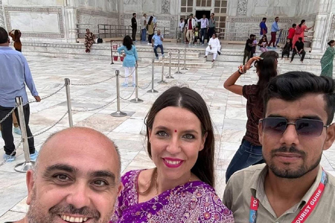 从德里出发的泰姬陵和阿格拉堡乘车之旅（快速入场）仅专业导游